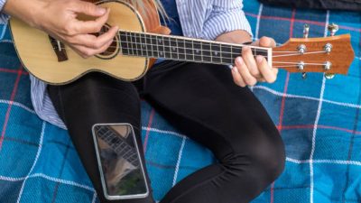 15 Referensi Chord Lagu untuk Pemula yang Baru Belajar Gitar